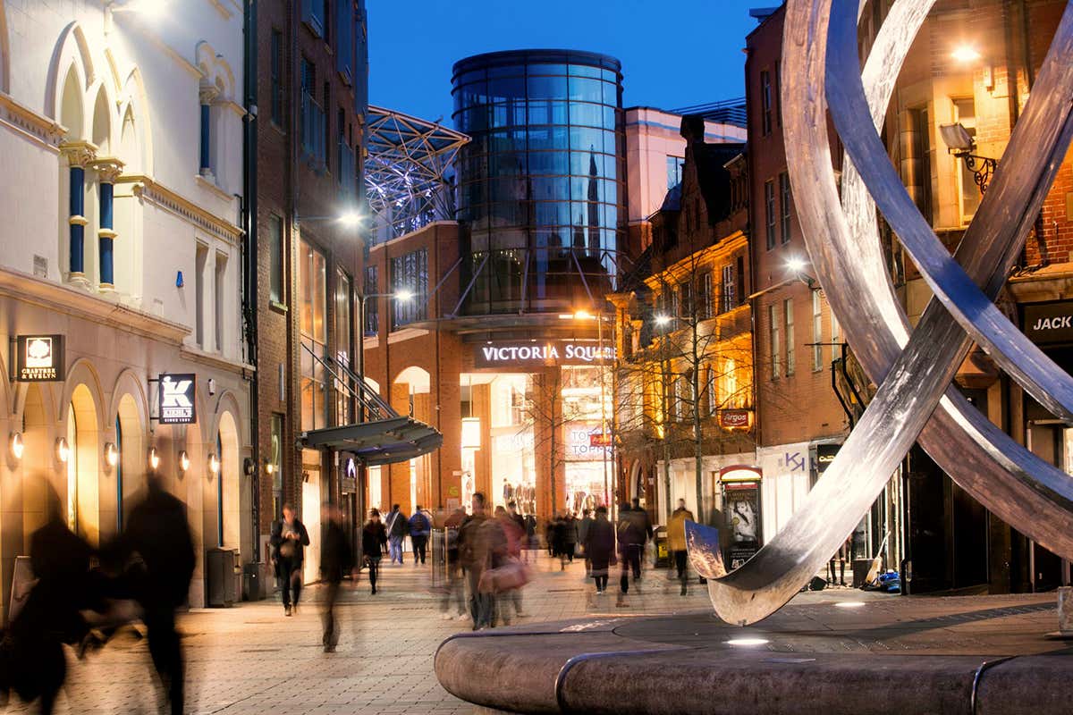 Belfast è una città di contrasti: architetture vittoriane, quartieri moderni e vitalità urbana