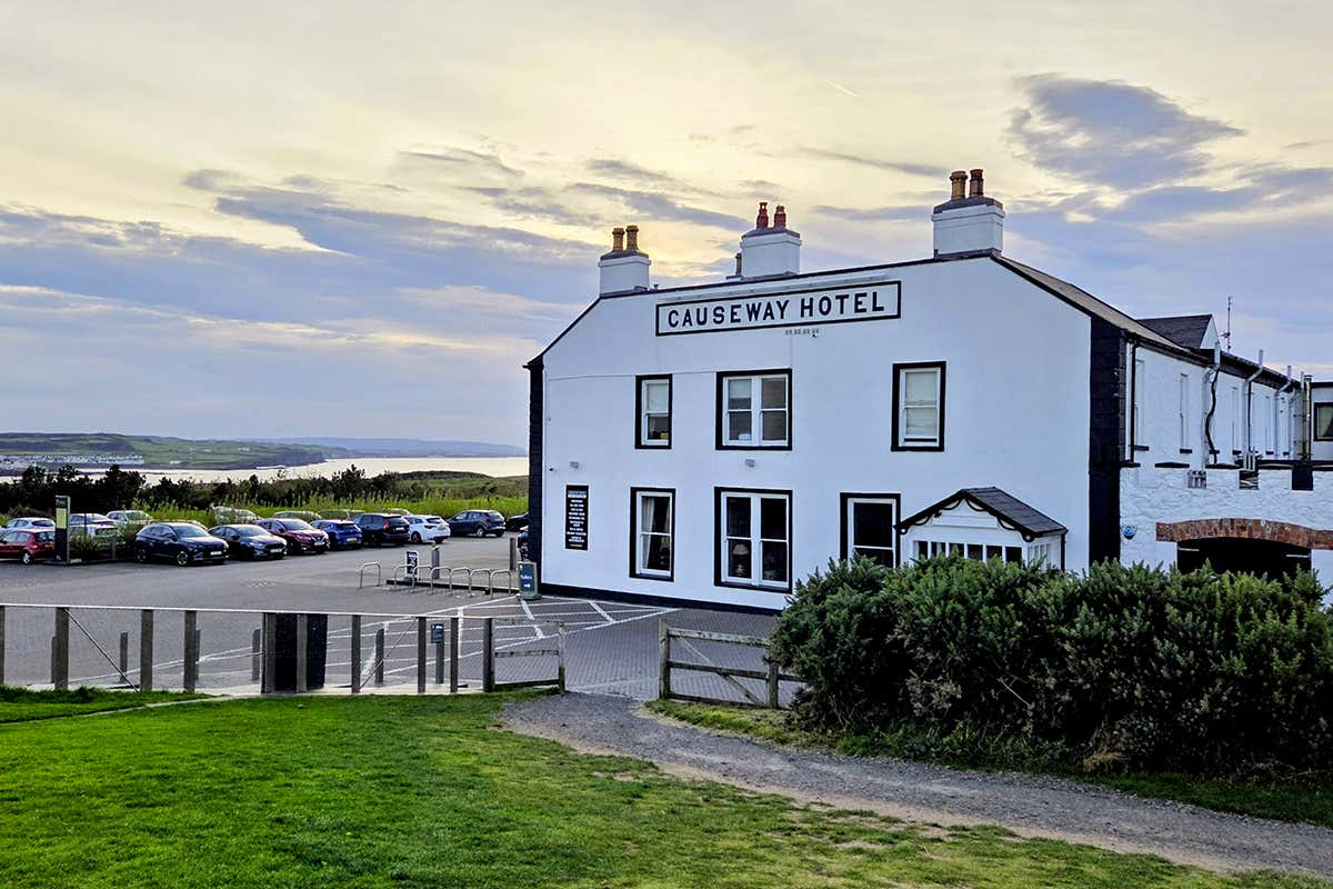 Il Causeway Hotel Bushmills, attivo dal 1836, è il primo albergo affacciato sul celebre Selciato del Gigante