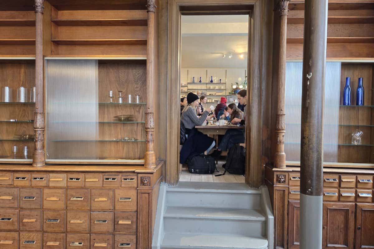 Le bakery di Copenaghen non sono solo luoghi dove comprare un dolce: sono punti di incontro, rifugi di hygge, piccoli salotti urbani