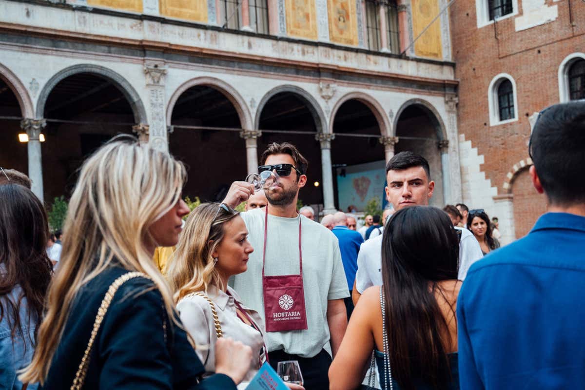 La città di Verona diventa un’osteria diffusa con 350 etichette da scoprire La città di Verona diventa un’osteria diffusa con 350 etichette da scoprire
