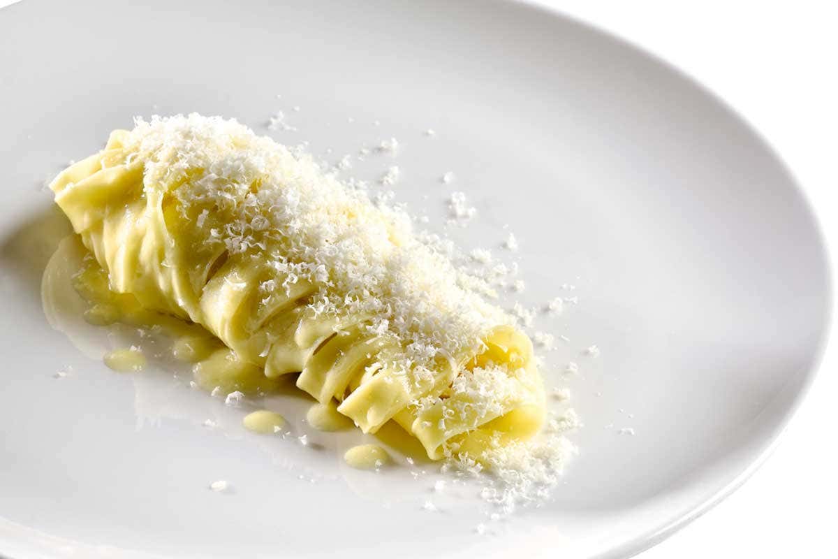 La novità del menu post-pandemia: le tagliatelle al burro Cucina stellata ad alta quota: lo chef Davide Rangoni amplia l’offerta La novità del menu post-pandemia: le tagliatelle al burro Cucina stellata ad alta quota: lo chef Davide Rangoni amplia l’offerta
