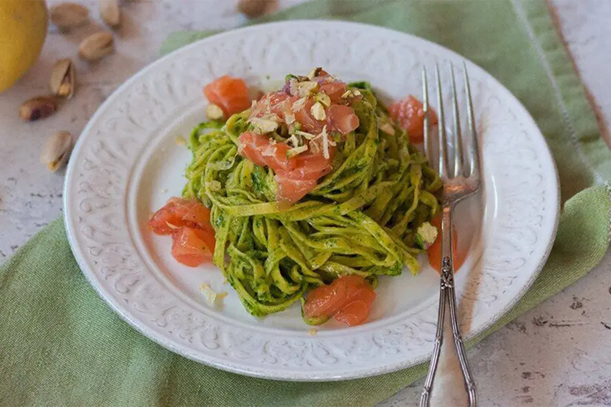 Tagliatelle con tartare di salmone norvegese e pesto di rucola e pistacchi Tagliatelle con tartare di salmone norvegese e pesto di rucola e pistacchi