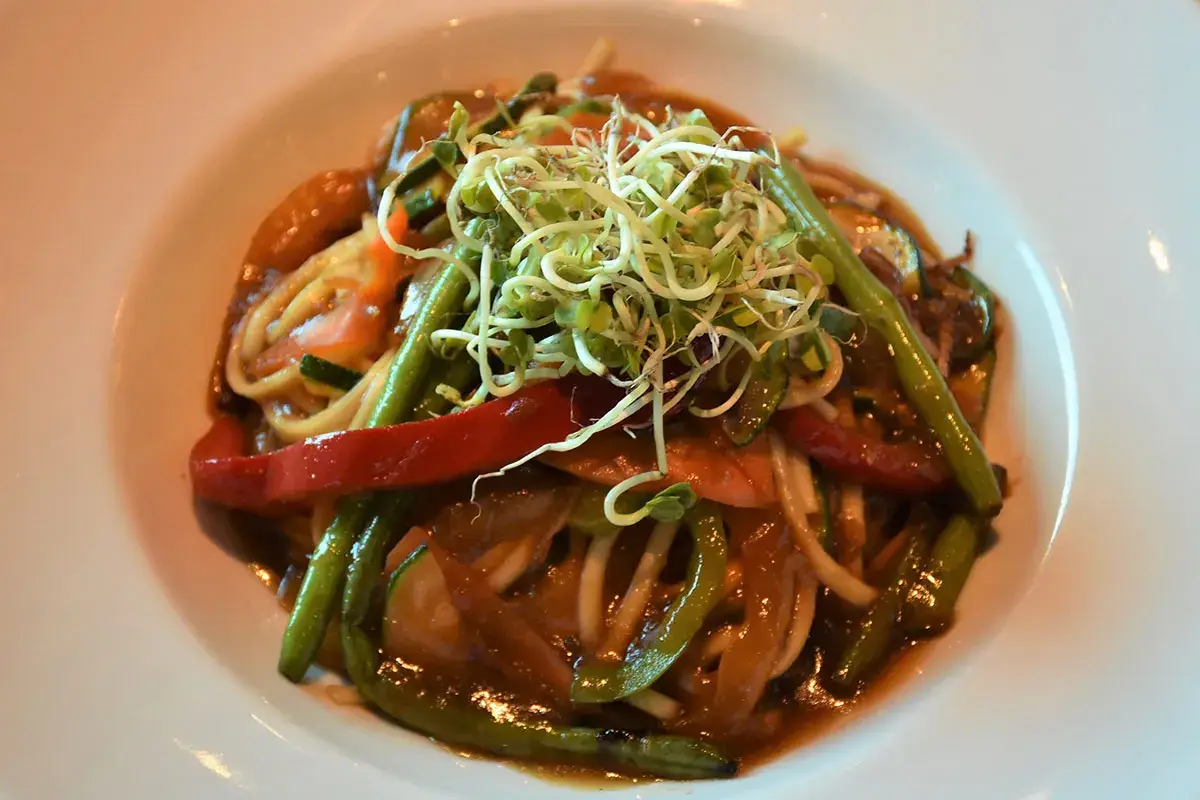 Tagliatelle udon - con verdure e germogli croccanti, salsa di soia Tagliatelle udon