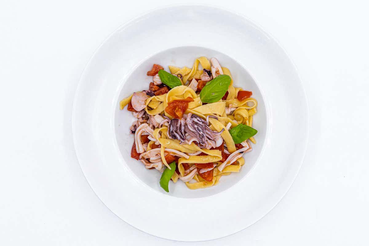 Tagliatelle di cece con calamari e pomodorini Tagliatelle di cece con calamari e pomodorini