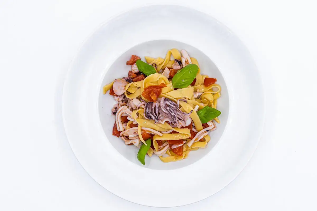Tagliatelle di cece con calamari e pomodorini