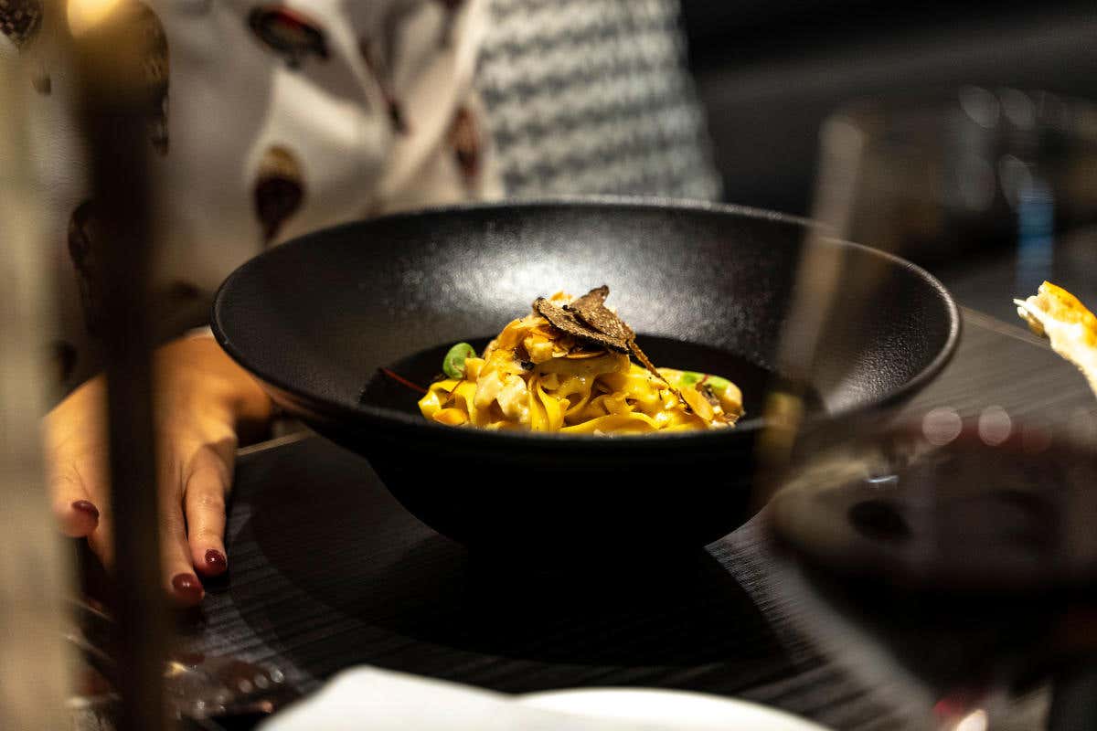 La novità della primavera 2023: Tagliatelle al tartufo spadellate con pollo, crema e mandorle tostate CotoliAMO è il nuovo gastro bistrot dello chef Paolo Ghirardi