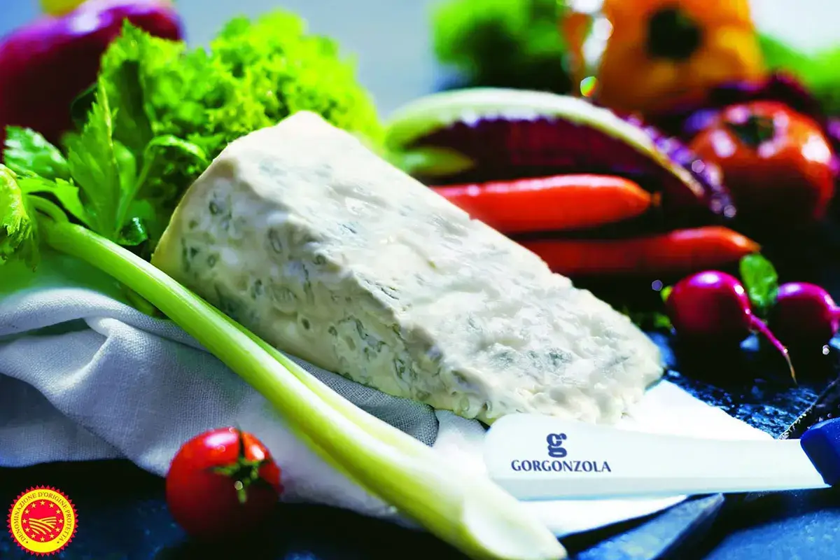 Gorgonzola Dop &pound;$Sul tagliere dei formaggi...$&pound; Gorgonzola, Provolone Valpadana, Robiola di Roccaverano
