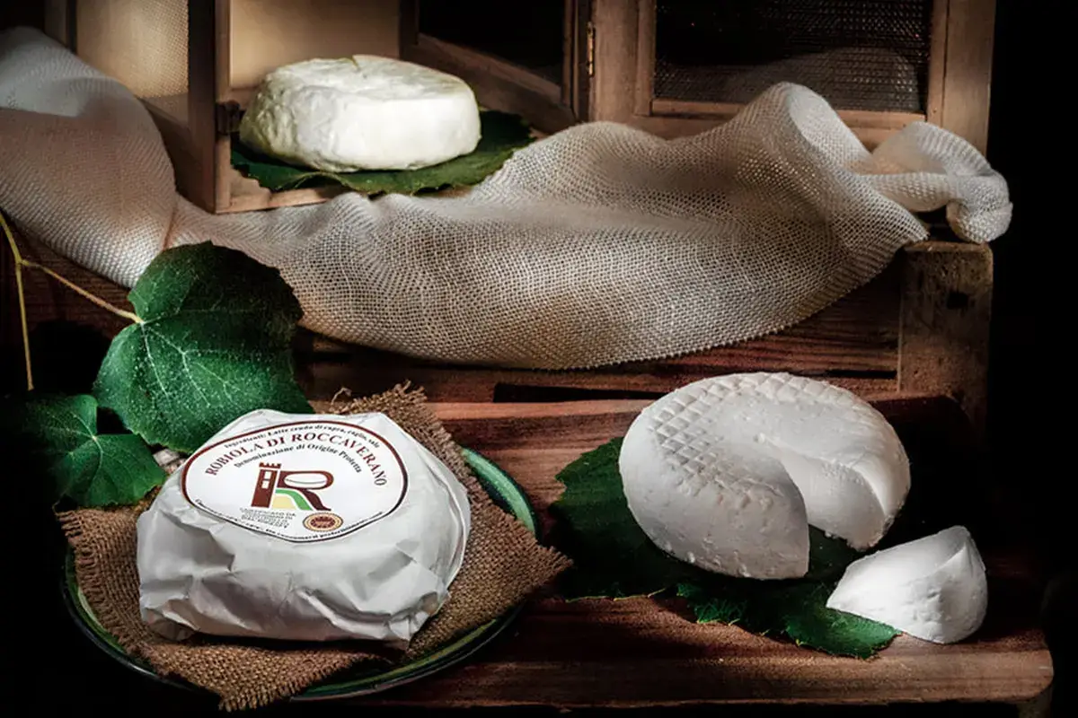 Robiola di Roccaverano Dop &pound;$Sul tagliere dei formaggi...$&pound; Gorgonzola, Provolone Valpadana, Robiola di Roccaverano