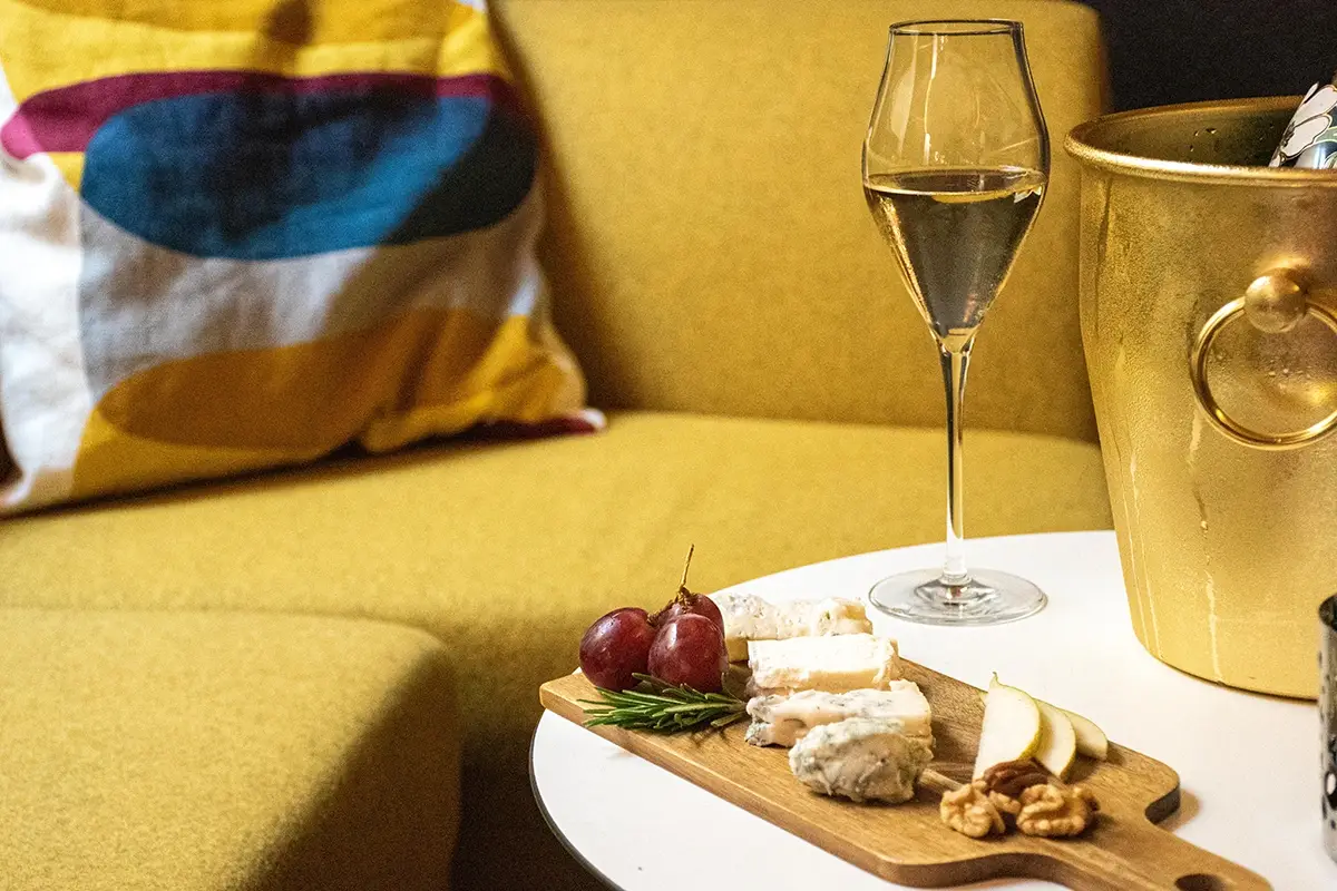 Per un calice e un piccolo tagliere qui si parte da dieci euro Una champagneria (popolare) a Milano