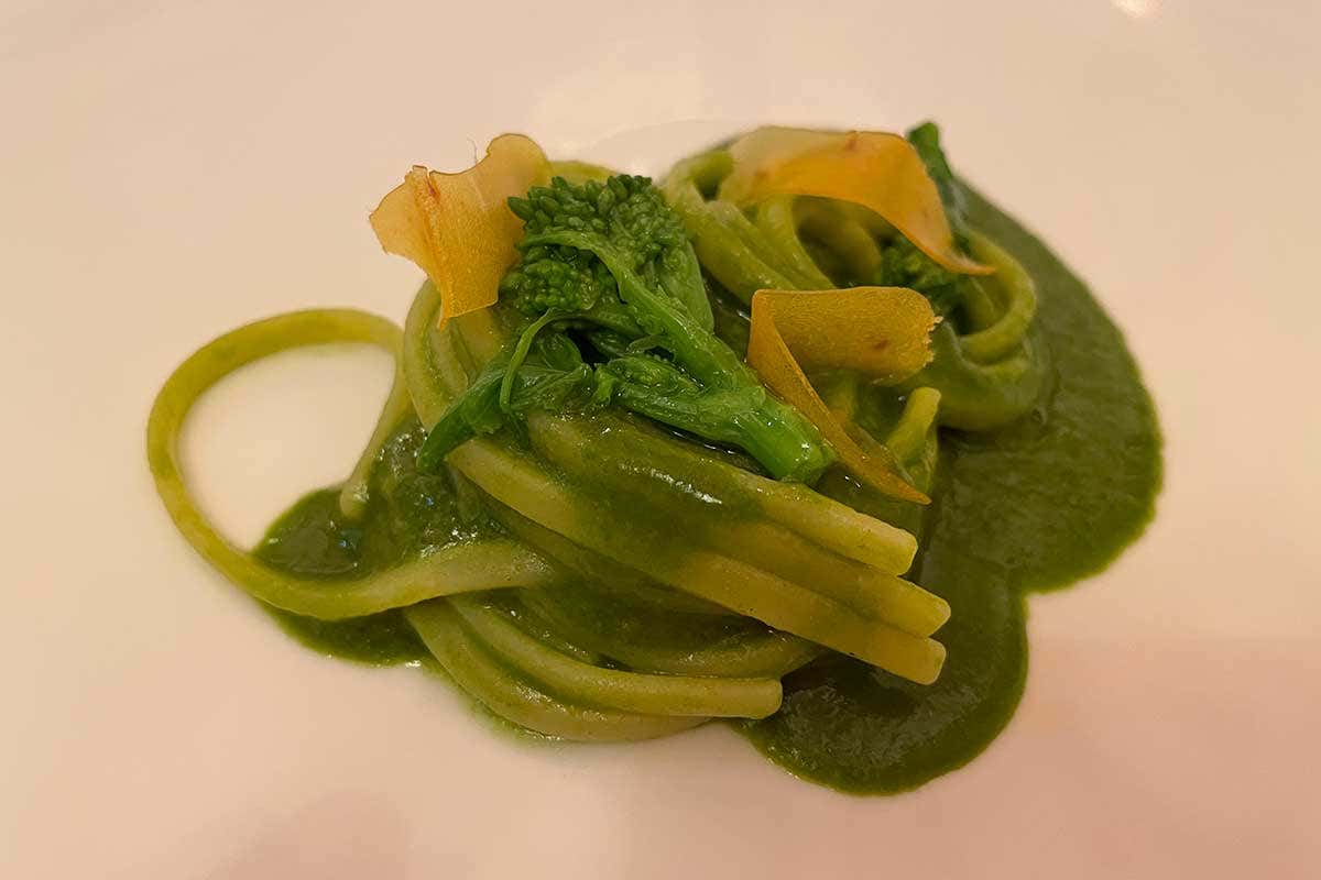 Tagliolini, cime di rapa, colatura di alici, bottarga di muggine e limone Il Majestic di Bologna cambia faccia: in cucina il giovane Guglielmo Araldi