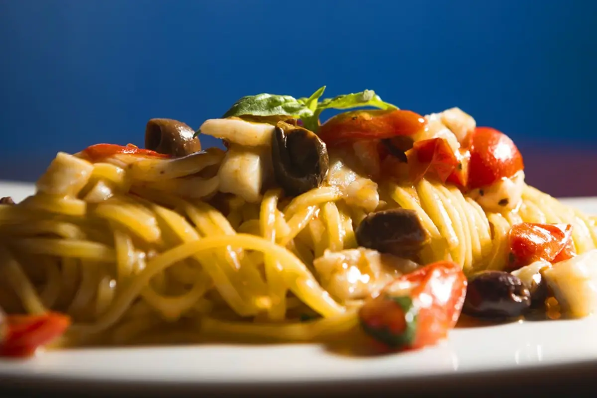 Tagliolini con rombo, olive taggiasche e datterino Due cuochi sono meglio di uno? Al Banchina 63 di Roma sembra proprio di sì!