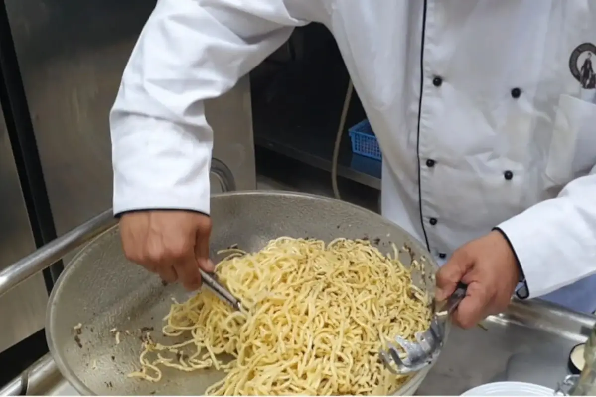 Il tagliolino all'uovo cucinato dallo chef Nicola Ferrelli Papa Francesco benedice i tartufi per i poveri in attesa del festival a Roma