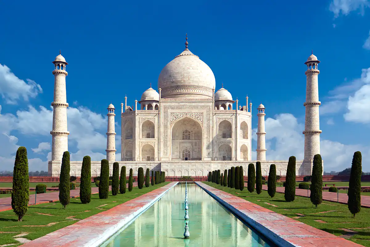 Il Taj Mahal riapre al pubblico: massimo 650 persone consentite al giorno Il Taj Mahal riapre le porte Accessi turistici a numero chiuso