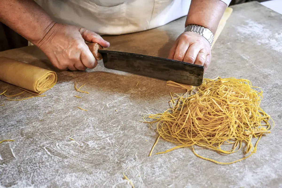 Il coltello ricavato dalla falce Tajarin, in un libro la storia di un piatto povero diventato ricco