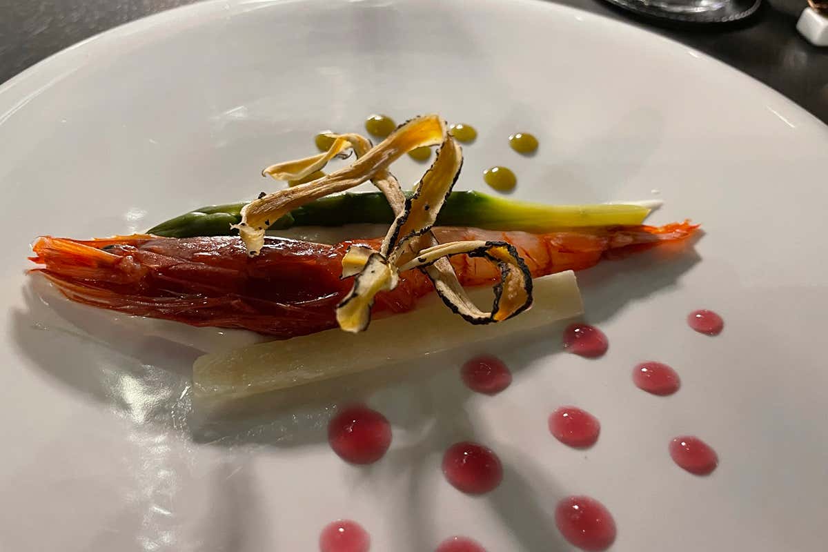 Crudo di gambero rosso con polvere di the matcha, crema di mandorle e tartufo nero estivo Giappone e Italia si incontrano, Andrea Fusco alla guida delle cucine del Taki Off