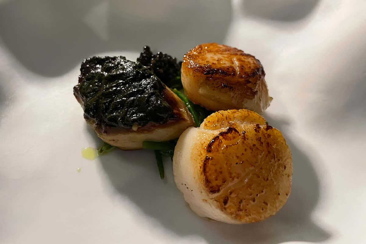 Capasanta scottata con fegato grasso d'anatra, riduzione di umeboshi e caviale Giappone e Italia si incontrano, Andrea Fusco alla guida delle cucine del Taki Off