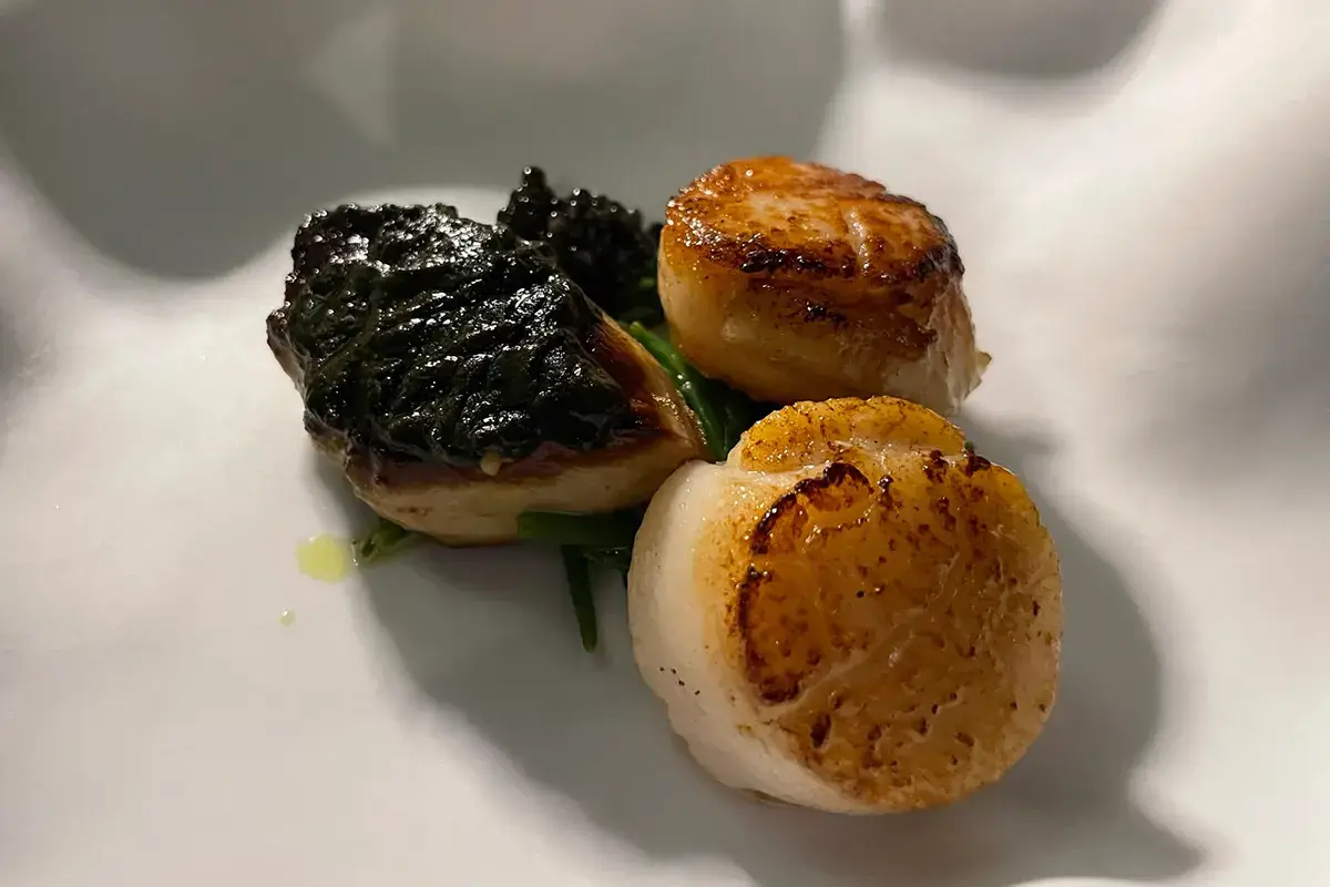 Capasanta scottata con fegato grasso d'anatra, riduzione di umeboshi e caviale Giappone e Italia si incontrano, Andrea Fusco alla guida delle cucine del Taki Off