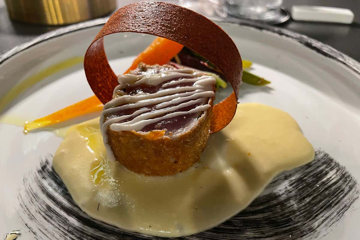 Vitello tonnato al contrario su crema di patate e zenzero, maionese alle nocciole e tuberi Giappone e Italia si incontrano, Andrea Fusco alla guida delle cucine del Taki Off