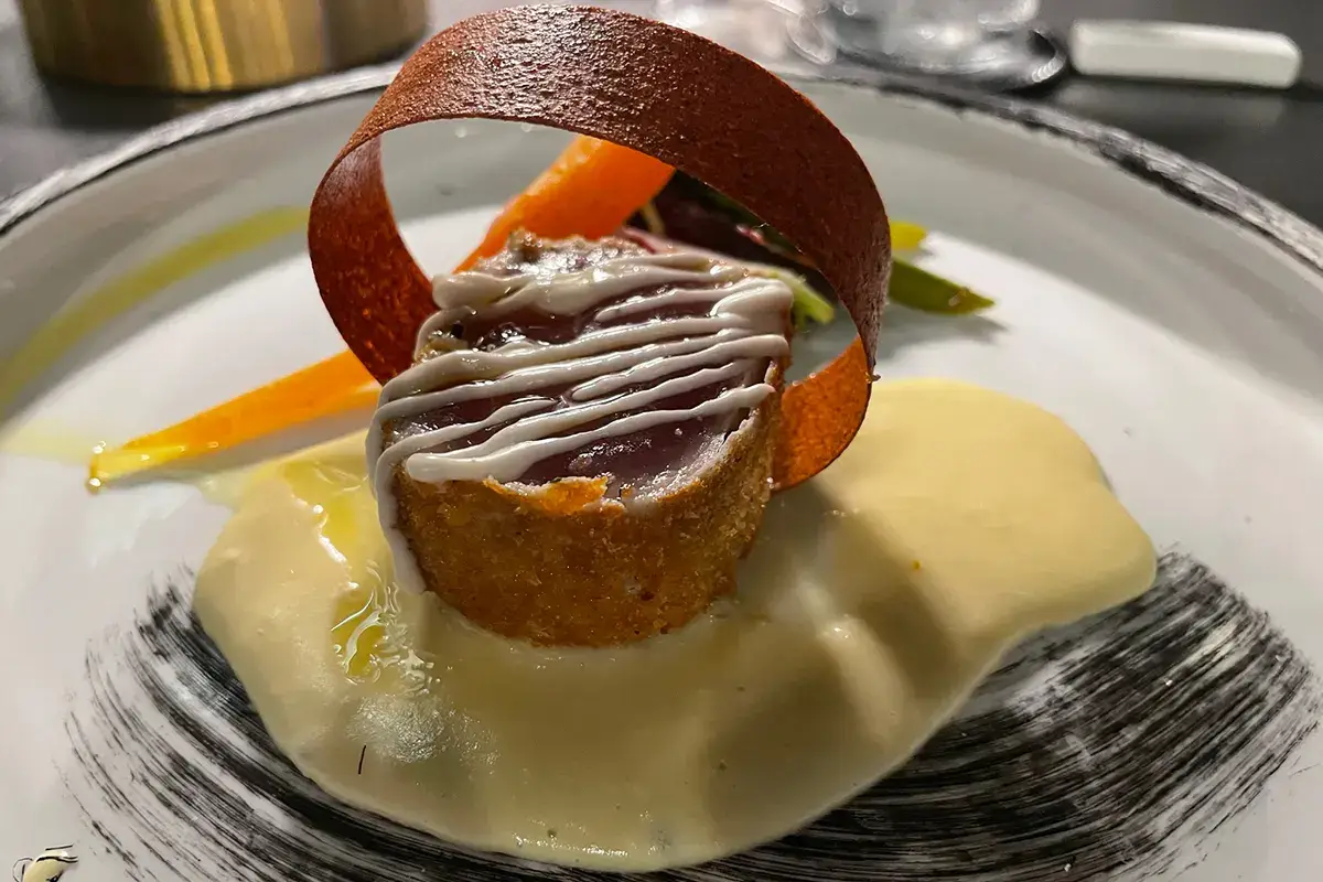 Vitello tonnato al contrario su crema di patate e zenzero, maionese alle nocciole e tuberi Giappone e Italia si incontrano, Andrea Fusco alla guida delle cucine del Taki Off