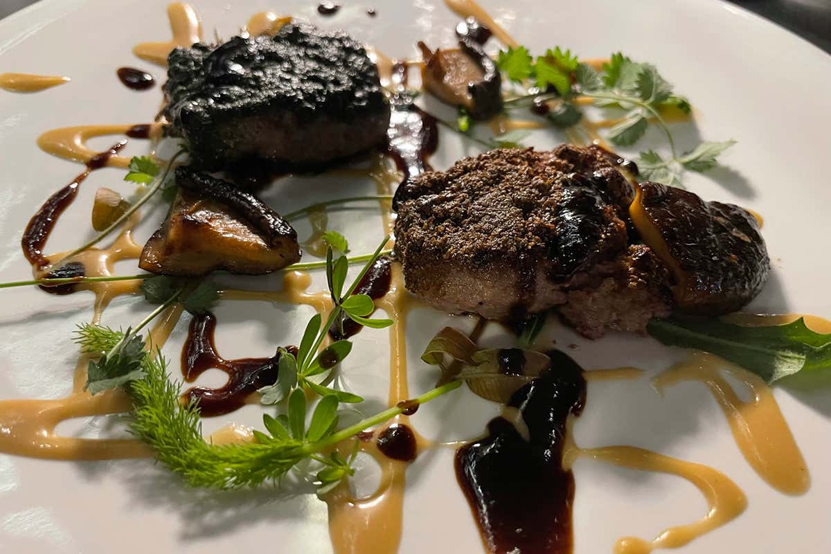 Hamburger di Wagyu con erbe amare Giappone e Italia si incontrano, Andrea Fusco alla guida delle cucine del Taki Off