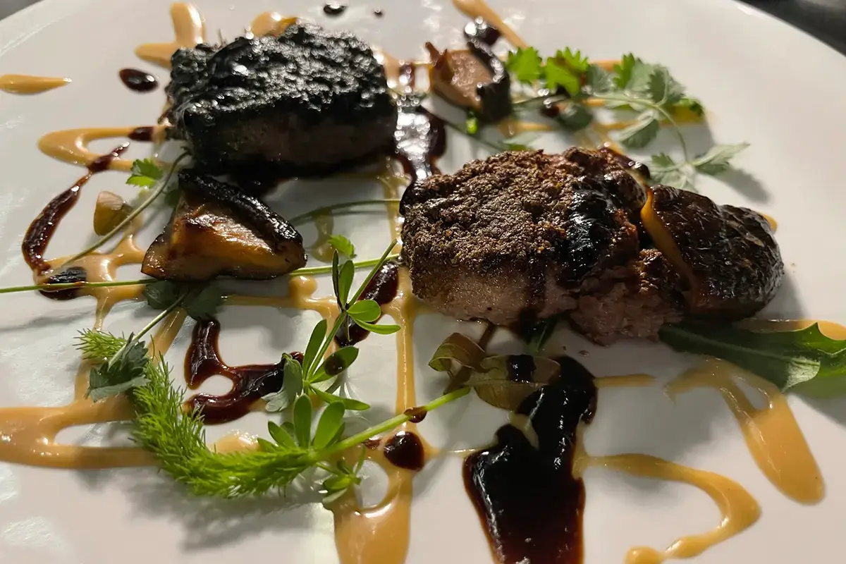 Hamburger di Wagyu con erbe amare Giappone e Italia si incontrano, Andrea Fusco alla guida delle cucine del Taki Off