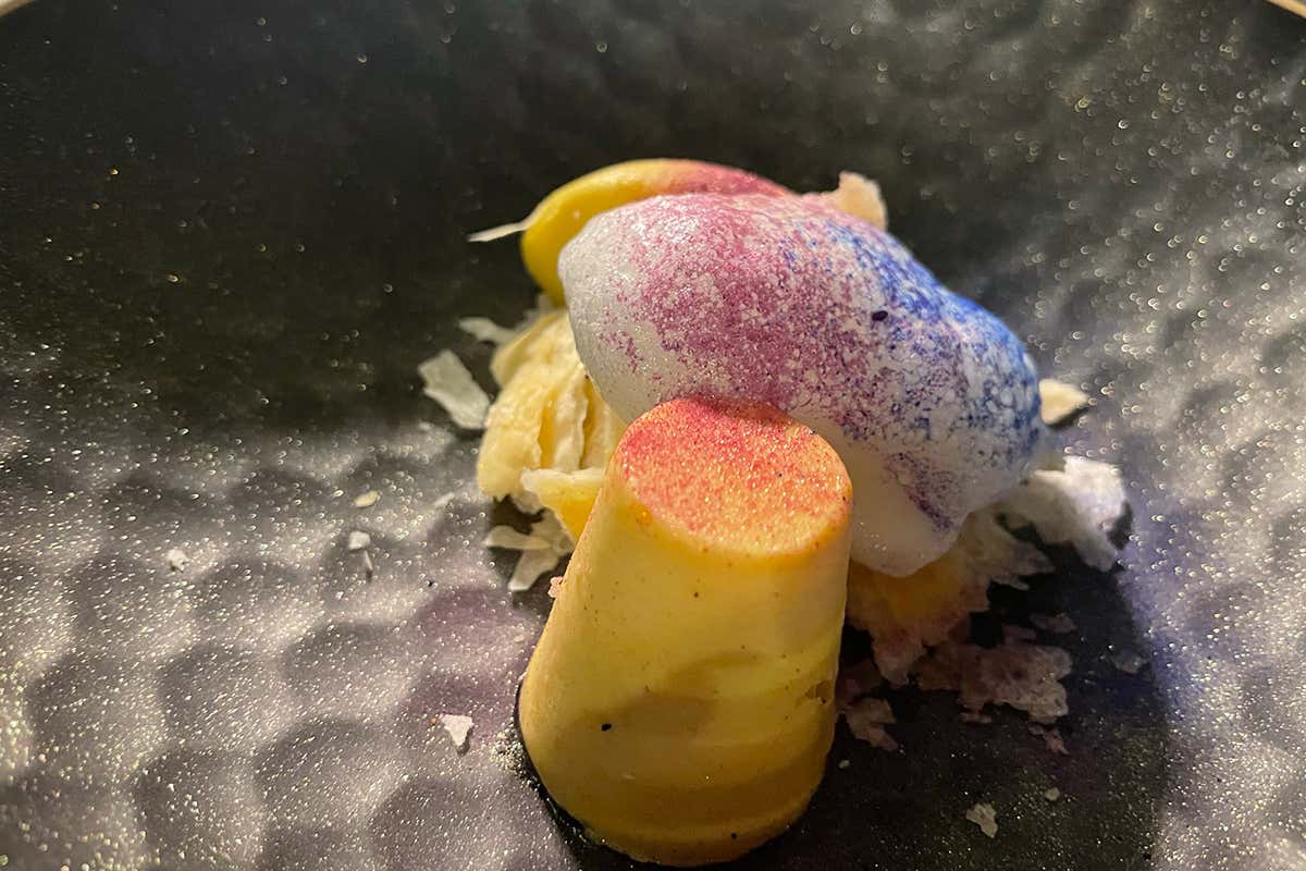 Millefoglie con sorbetto al limone, aria di mandorle, namelaka al frutto della passione e mango Giappone e Italia si incontrano, Andrea Fusco alla guida delle cucine del Taki Off