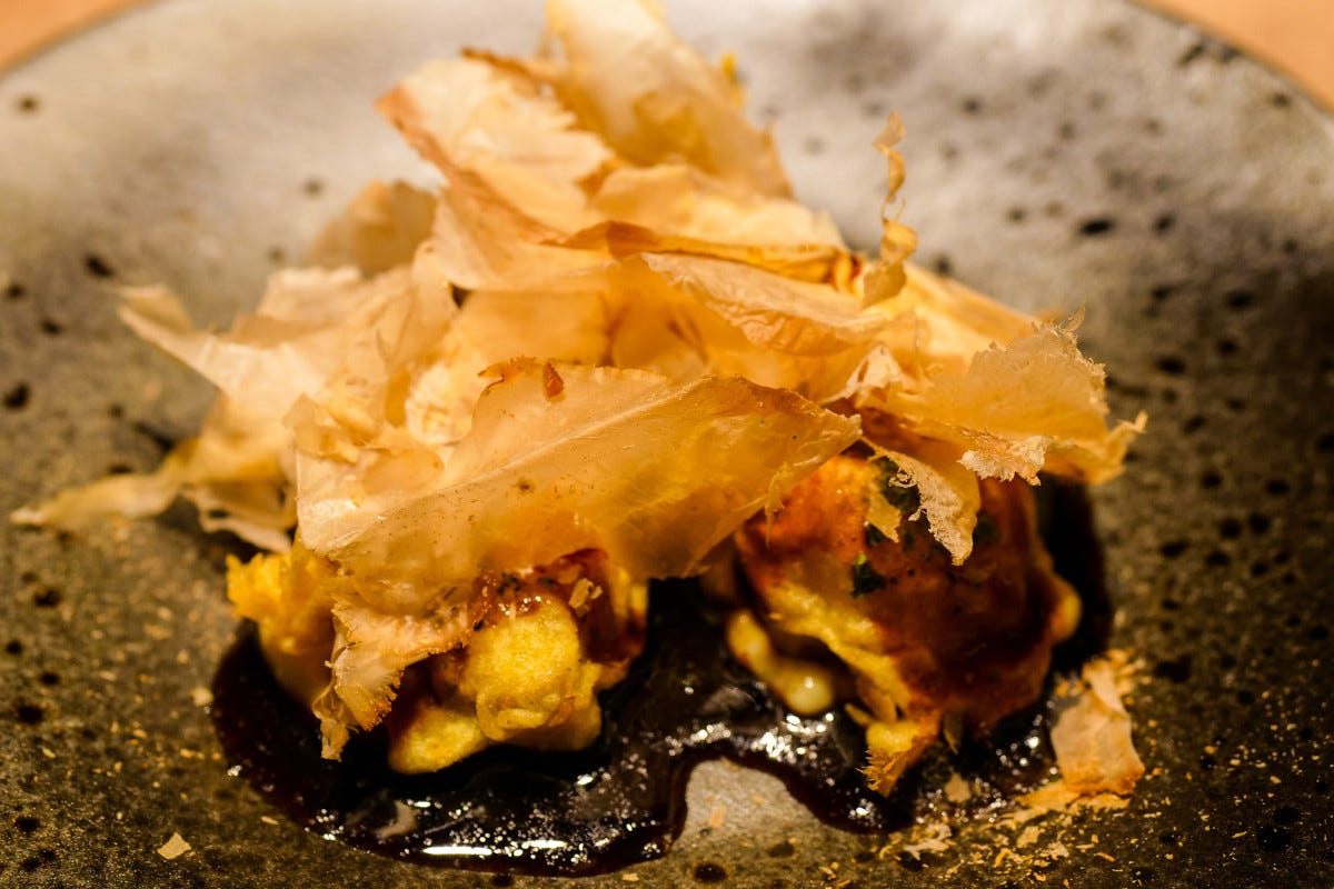 Takoyaki, polpette di pollo fritte Siseroshi a Scarpizzolo: un angolo di Giappone in Italia