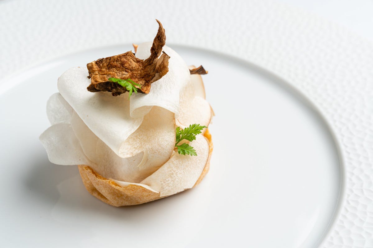 Crostatina ai funghi porcini con corteccia di topinambur Il Tancredi in trasferta da Sirmione a Milano con la sua cucina mediterranea