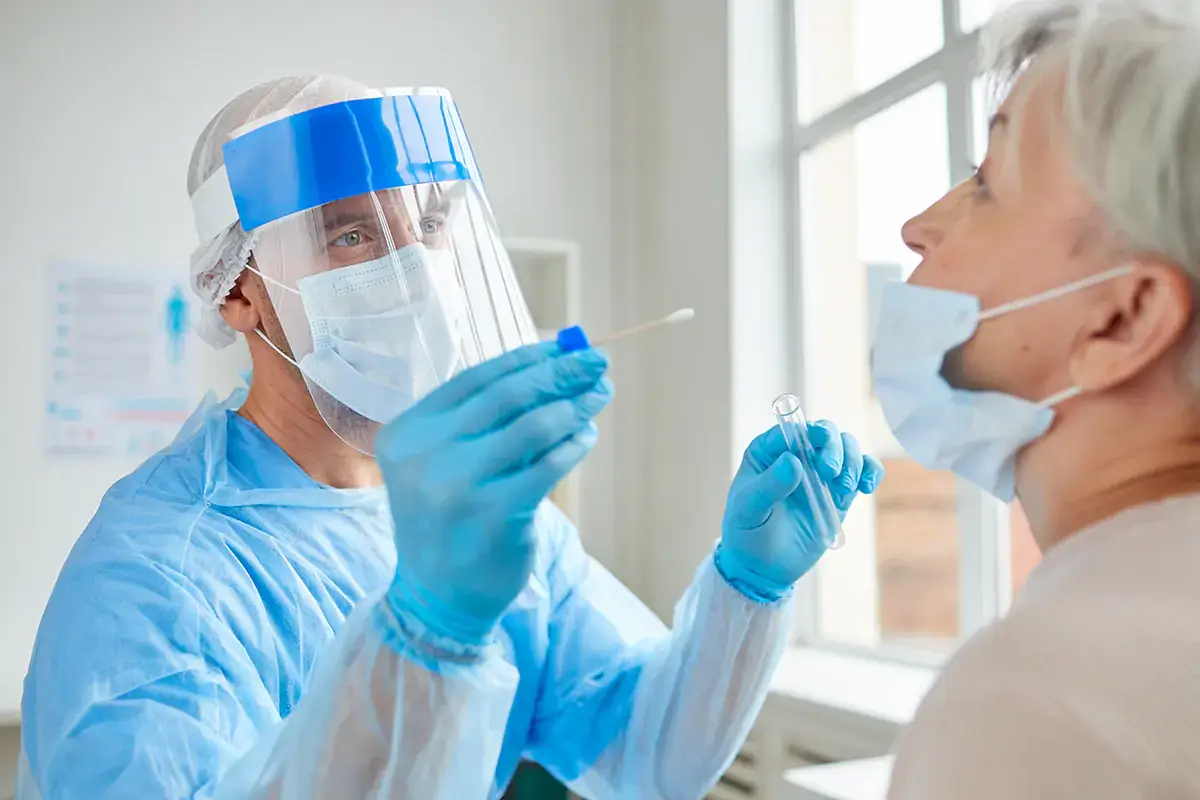 Le 14mila farmacie di Federfarma hanno effettuato il 20% di tamponi in pi&ugrave; nella settimana di Natale Corsa ai tamponi: 700mila al giorno sotto le feste! Ma quando serve il test?