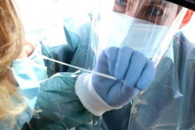Quasi 50mila tamponi in meno eseguiti in 24 ore - Covid: calano i tamponi e i nuovi positivi ( 9.338)