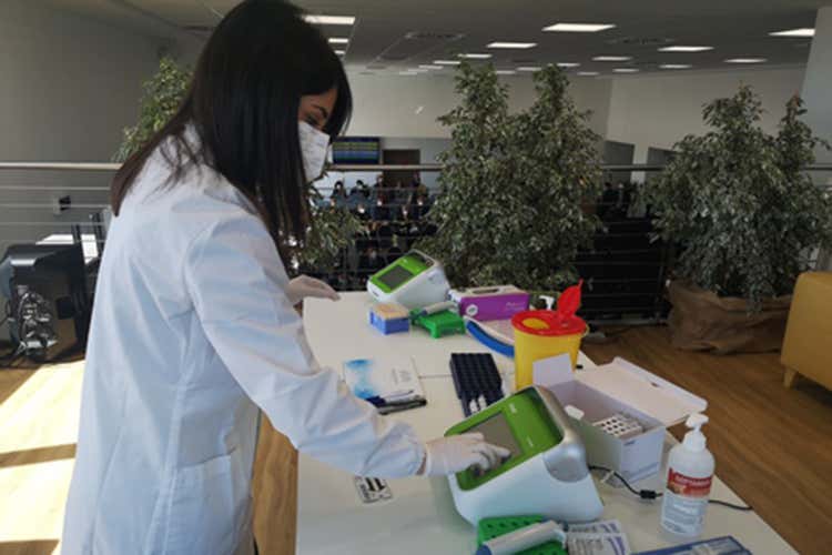 La postazione dei tamponi all'aeroporto di Olbia A Olbia test anti-Covid in aeroporto Garavaglia: «Normalità con il green pass»