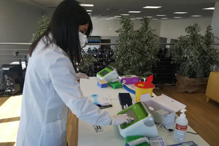 La postazione dei tamponi all'aeroporto di Olbia A Olbia test anti-Covid in aeroporto Garavaglia: &laquo;Normalit&agrave; con il green pass&raquo;