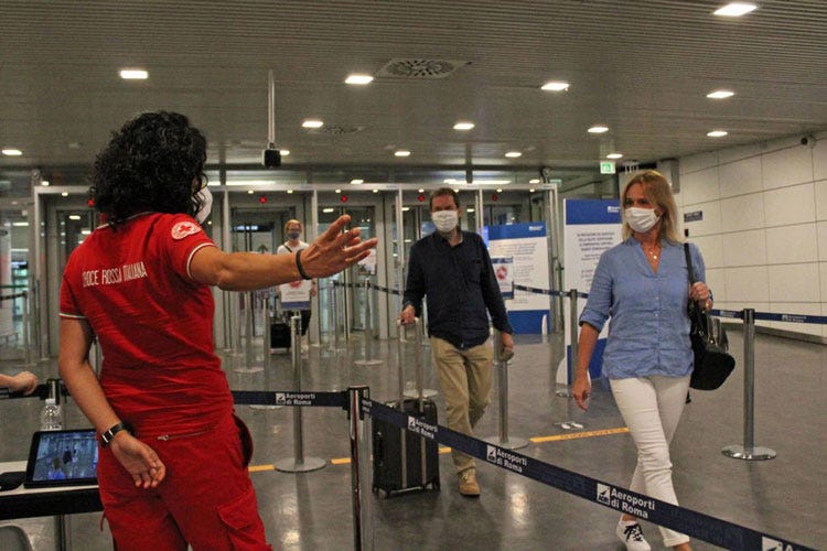 Negli aeroporti i turisti escono senza aver fatto il tampone - Porti e aeroporti non attrezzatiÈ caos sui tamponi per i rientri