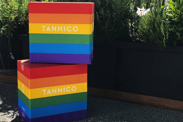 Le confezioni color arcobaleno di Tannico (Tannico per i diritti civilipartner di Milano Pride 2019)