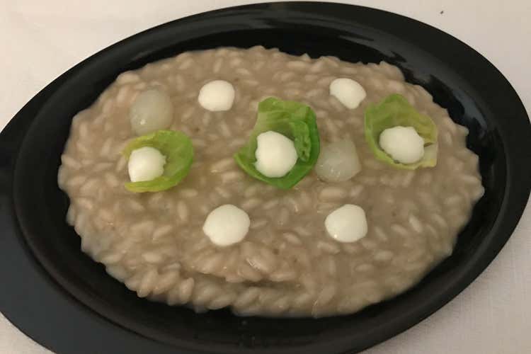 Risotto, cavolini di Bruxelles, gocce di yogurt (A Milano debutta AcquadaIn cucina il talento di Sara Preceruti)