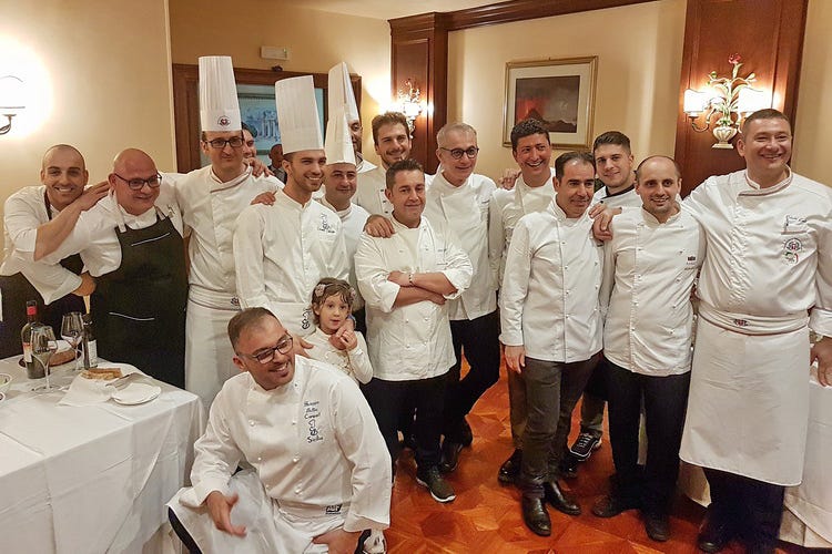 Rocco Pozzulo con i cuochi che hanno cucinato nella passata edizione (Taormina Gourmet, tra cibo e vino protagoniste oltre 150 aziende)
