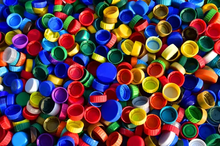 Tappi di plastica che non si staccano? Un passo avanti per l&rsquo;ambiente