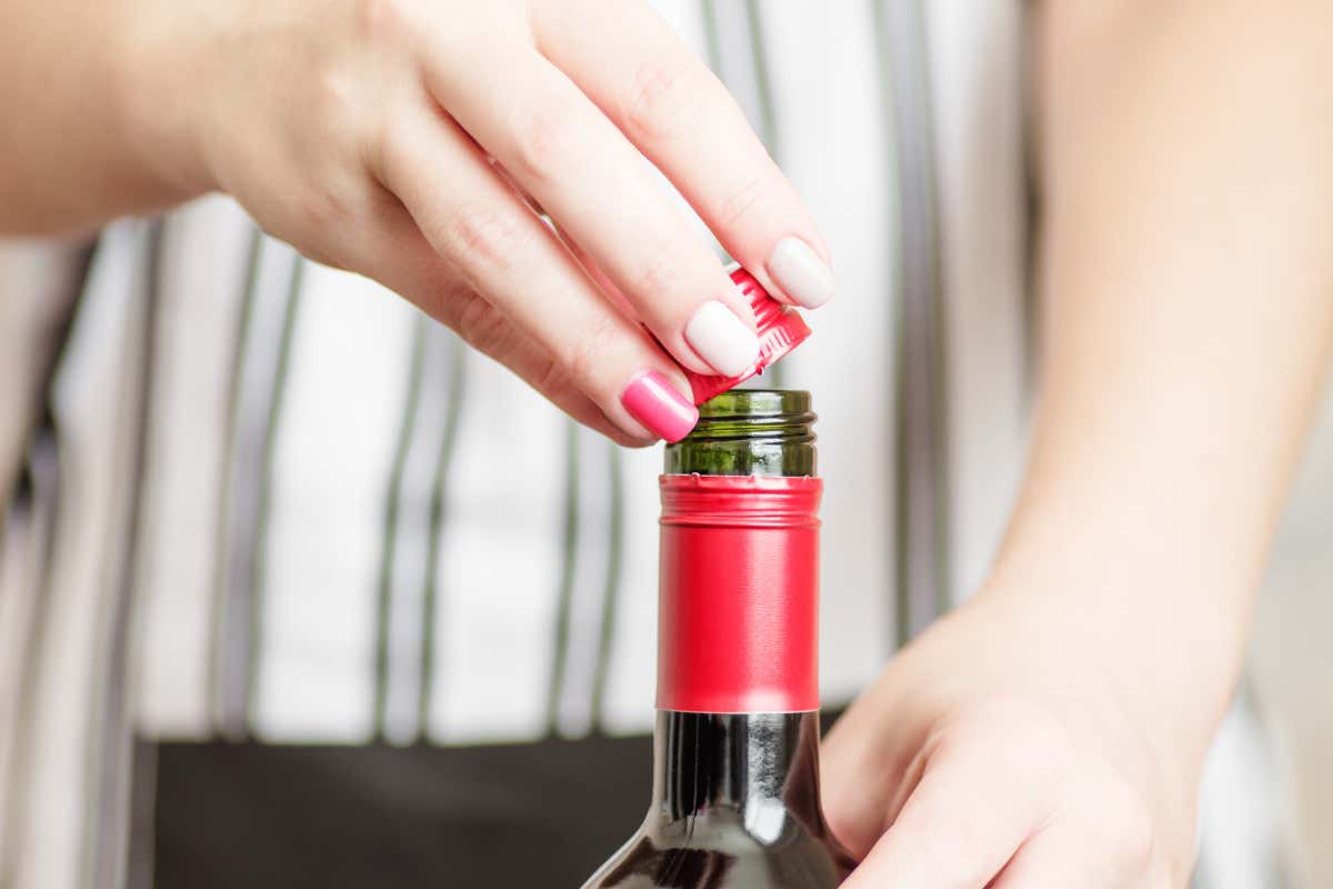 I dilemmi del vino: tappi di sughero o a vite? Bottiglia, lattina o  cartone? - Italia a Tavola