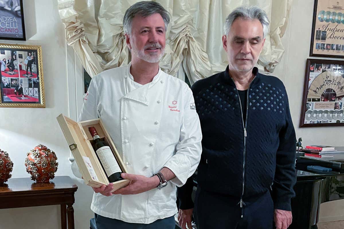 Lo chef Tarabini e Andrea bocelli con una bottiglia dell'Azienda agricola Caven&nbsp; Euro-Toques cucina per Bocelli con gli chef Derflingher e Tarabini