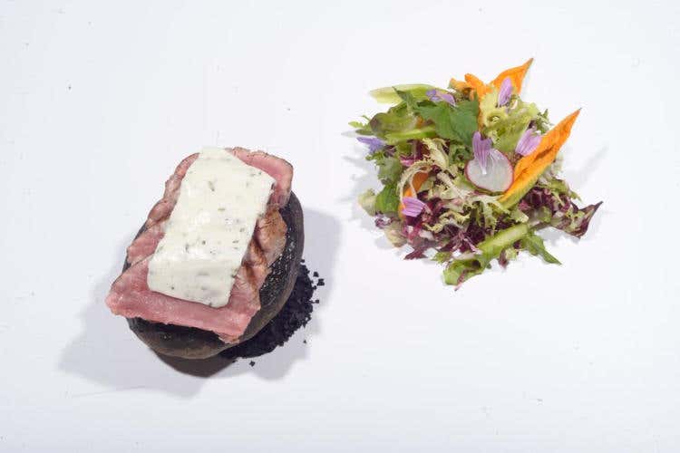 Filetto di torello su pietra rovente burro aromatizzato misticanza di insalatina di campo (Gianni Tarabini, La presef *)  L'Italia di Mancini va sulle stelle. Ecco come la celebrano gli stellati