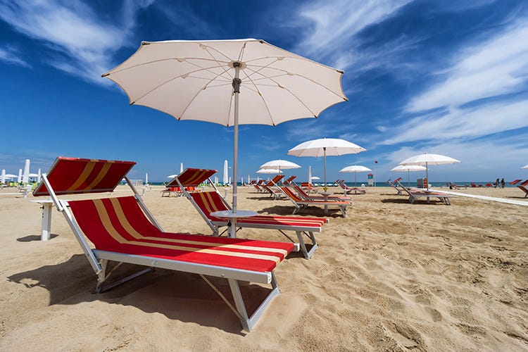 Crescono i prezzi sulle spiagge italiane - Le spiagge ritoccano le tariffe  12% al giorno per l'ombrellone