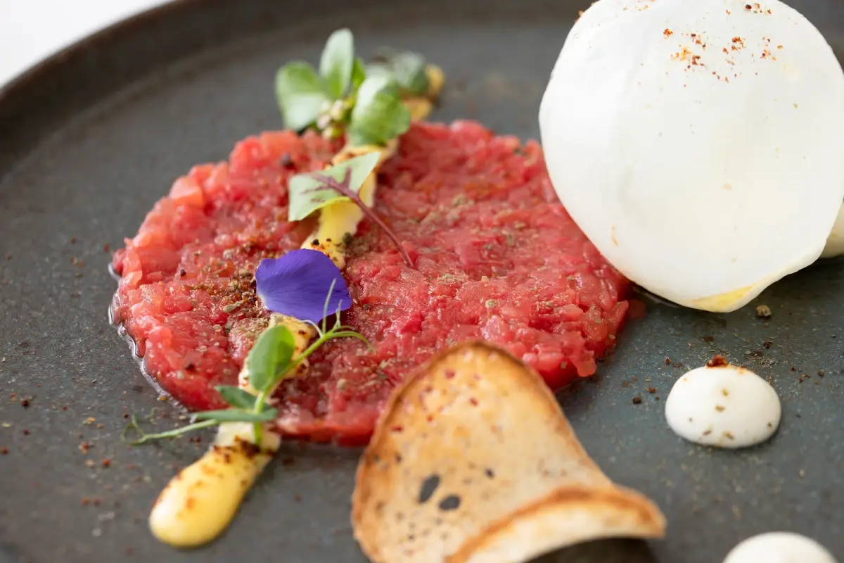Tartare di pomodori S. Marzano  con bubble di mozzarella di bufala e pesto leggero