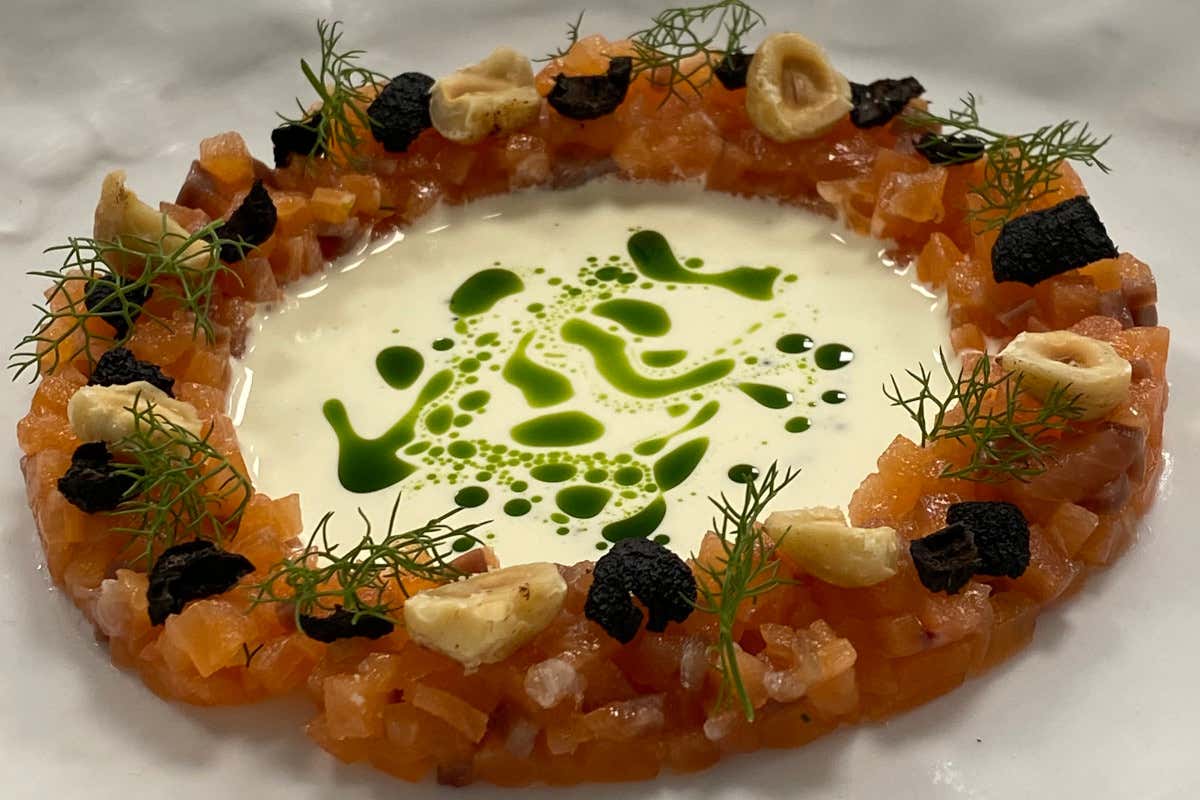 Tartare di salmone con crema di mandarino, mascarpone, nocciole e olive nere