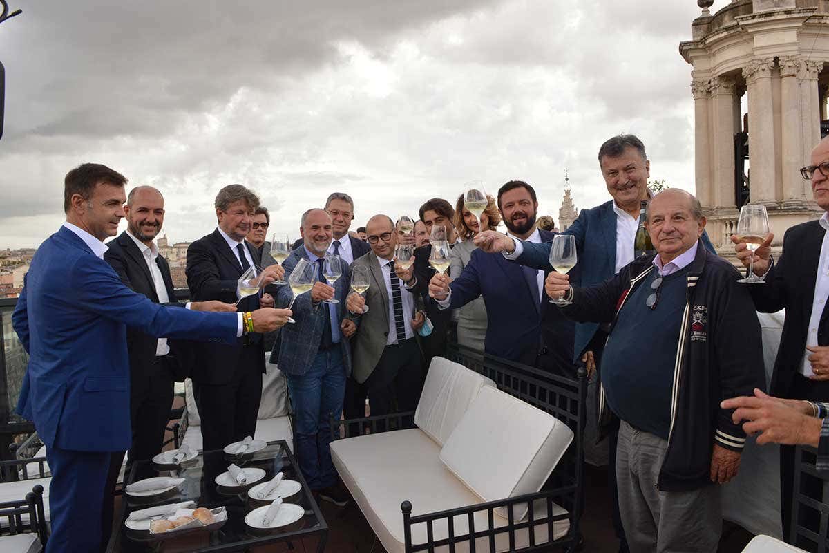 Il brindisi con cui &egrave; stato inaugurato il lancio del portale online dedicato al tartufo marchigiano Un portale online unico per entrate nel mondo del tartufo delle Marche