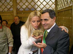 Michelle Hunziker in compagnia del sindaco di Sant'Angelo in Vado