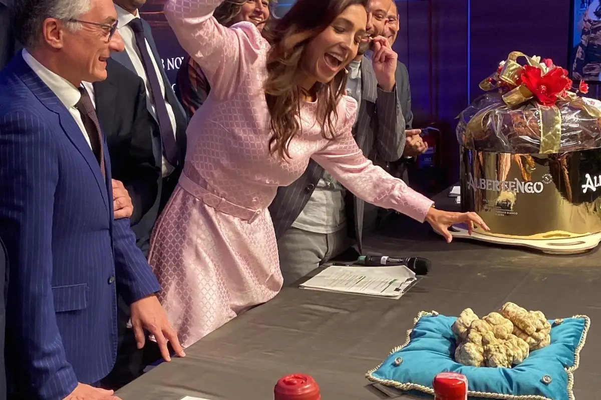 A Grinzane Cavour battuto all&rsquo;asta il tartufo pi&ugrave; caro della storia Tartufo, il pi&ugrave; caro della storia all&rsquo;asta di Grinzane Cavour: 184mila euro