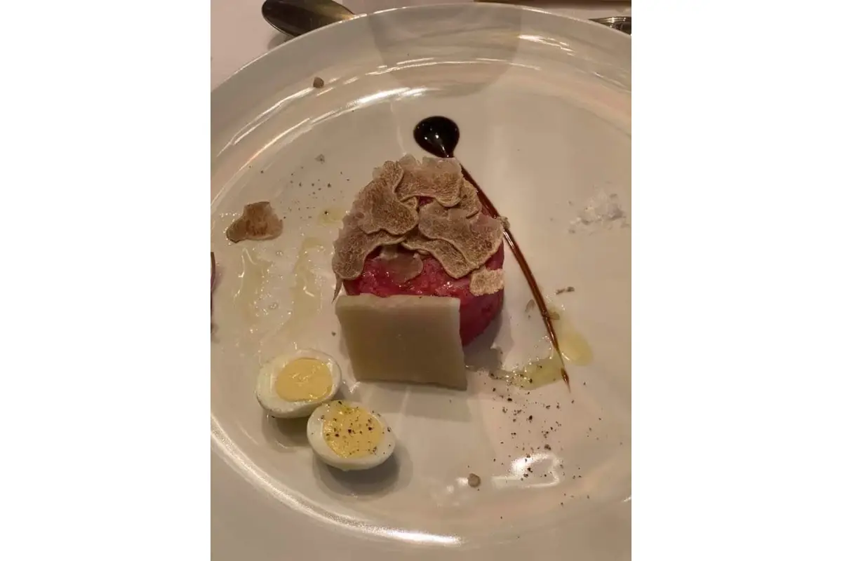 Battuta di fassona con tartufo bianco e uova di quaglia Battuta di fassona tagliata al coltello: &egrave; ideale con il tartufo bianco o cade un mito?