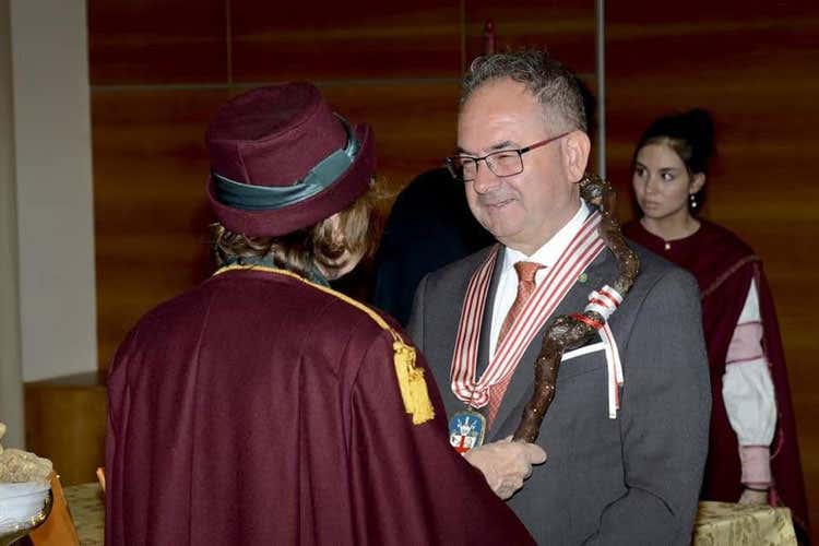 L'investitura di Giuseppe Cristini - I cavalieri del tartufo a Grinzane E ad ottobre torna la fiera di Alba