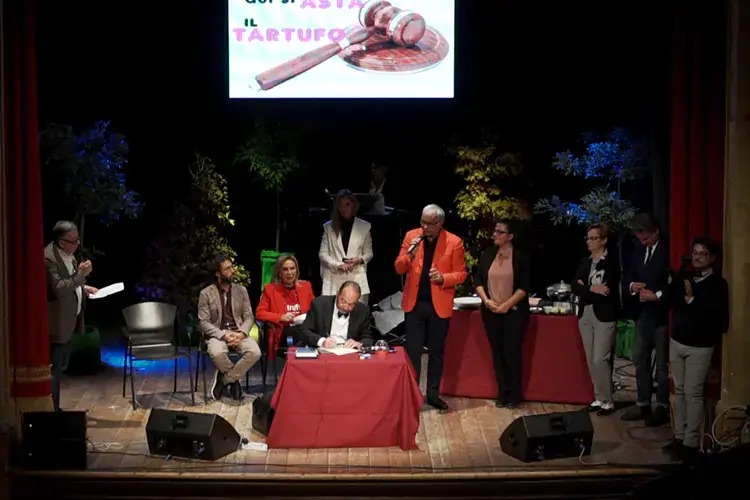 L'asta del tartufo durante la Fiera Nazionale del Tartufo Bianco Pregiato di Pergola L'asta per il pi&ugrave; piccolo tartufo bianco al mondo si chiude a 140 euro