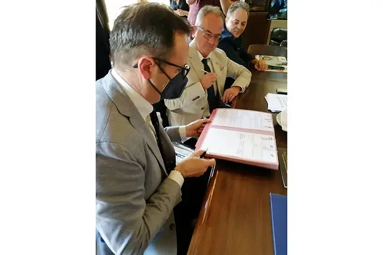 Il momento della firma del protocollo da parte di Rocco Pozzulo e Giuseppe Cristini